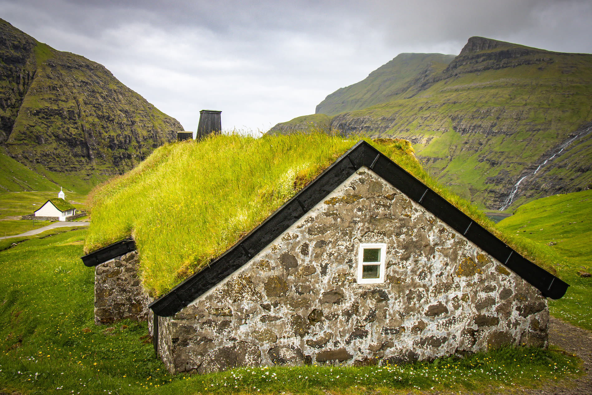 Zo kan het ook! Een traditioneel huis met gras op het dak op de Faeröer Eilanden. Foto: Adobe Stock / Andrea Aigner
