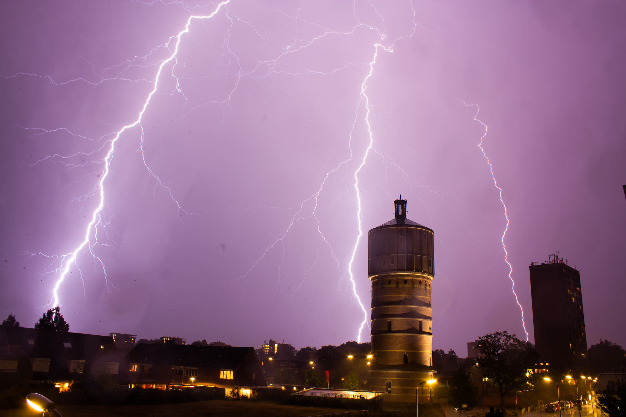 Bliksem slaat in avond en nacht op drie plekken tegelijk in. Foto: Stefan Doornbos.