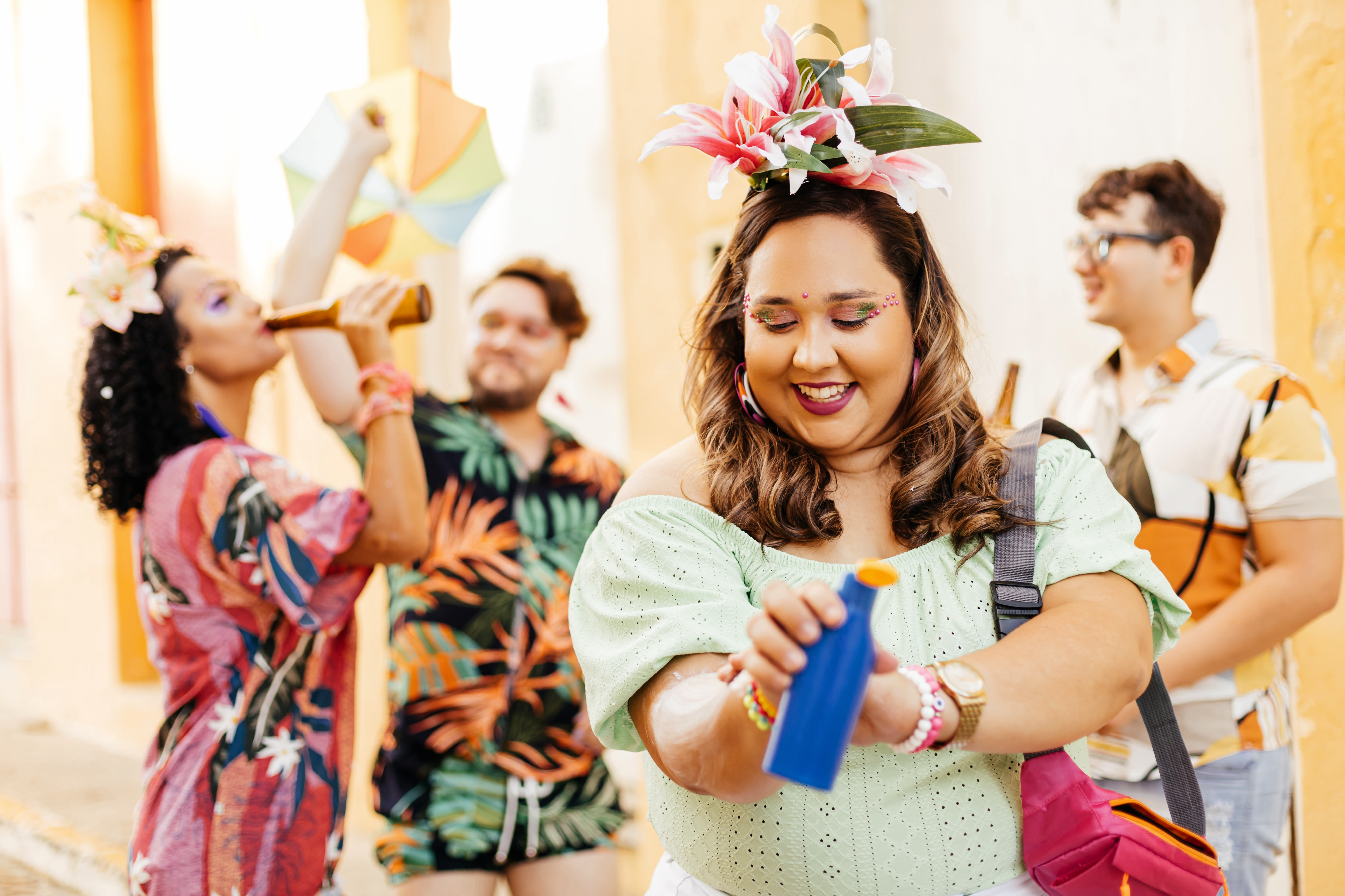 Zonnebrand op een festival. Foto: AdobeStock / kleberpicui