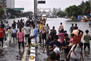 Indiase Chennai onder water na cycloon Michaung