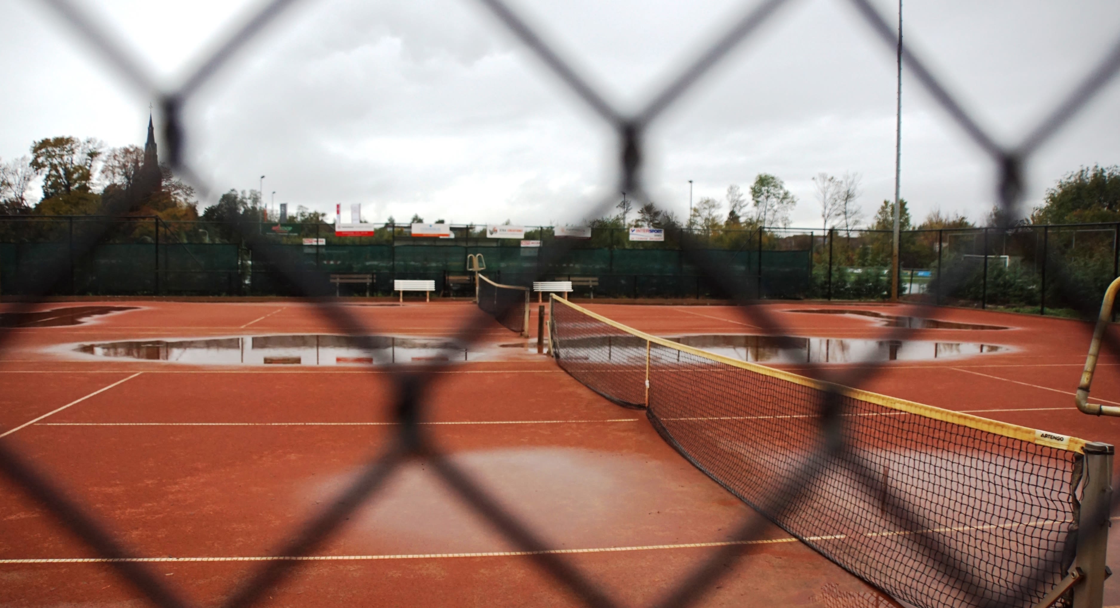 In het najaar kunnen je tennisplannen soms in het water vallen. Foto: Piet Grim