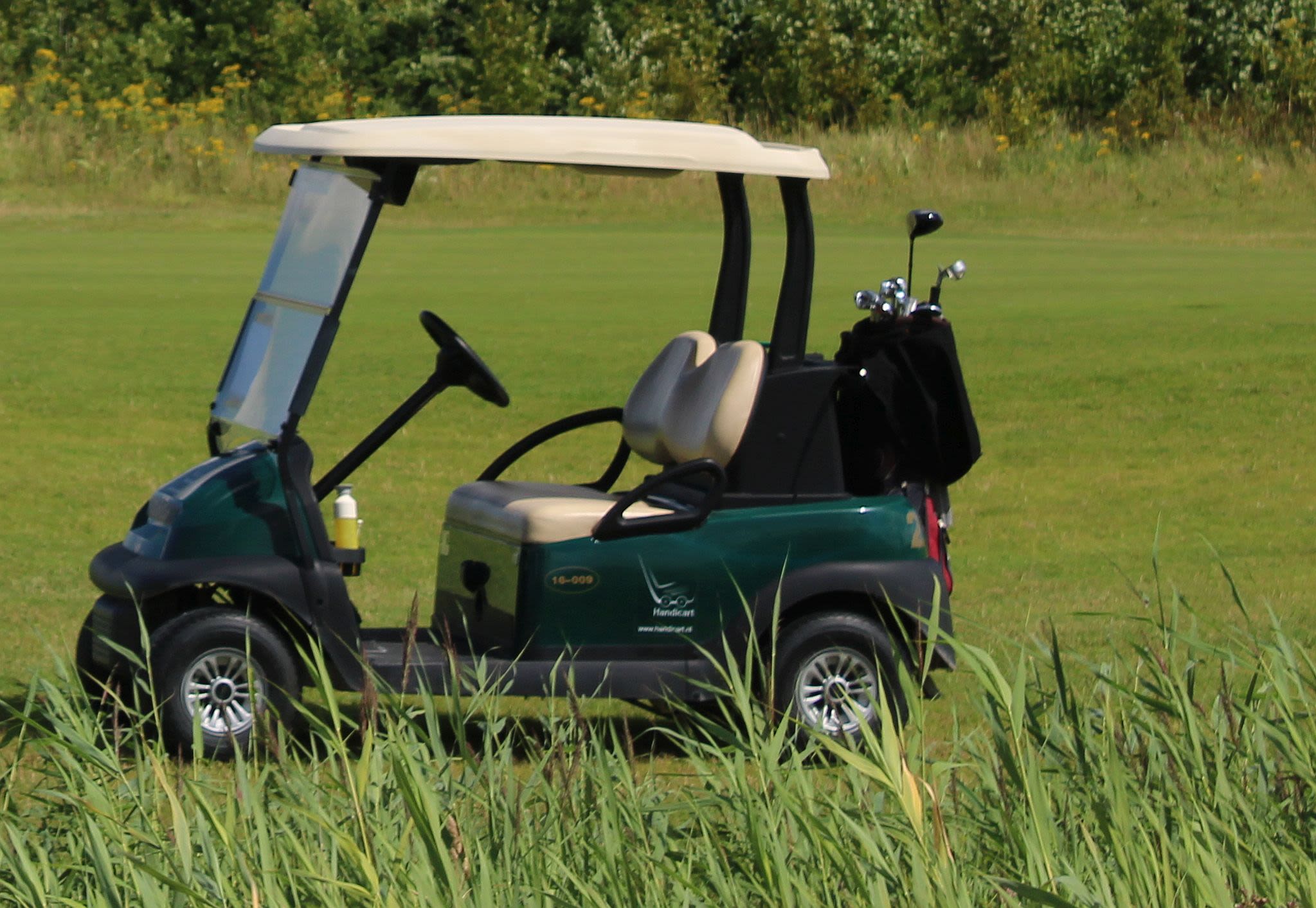 Een golfbuggy is geen veilig voertuig tijdens onweer. Foto: Charles Braam