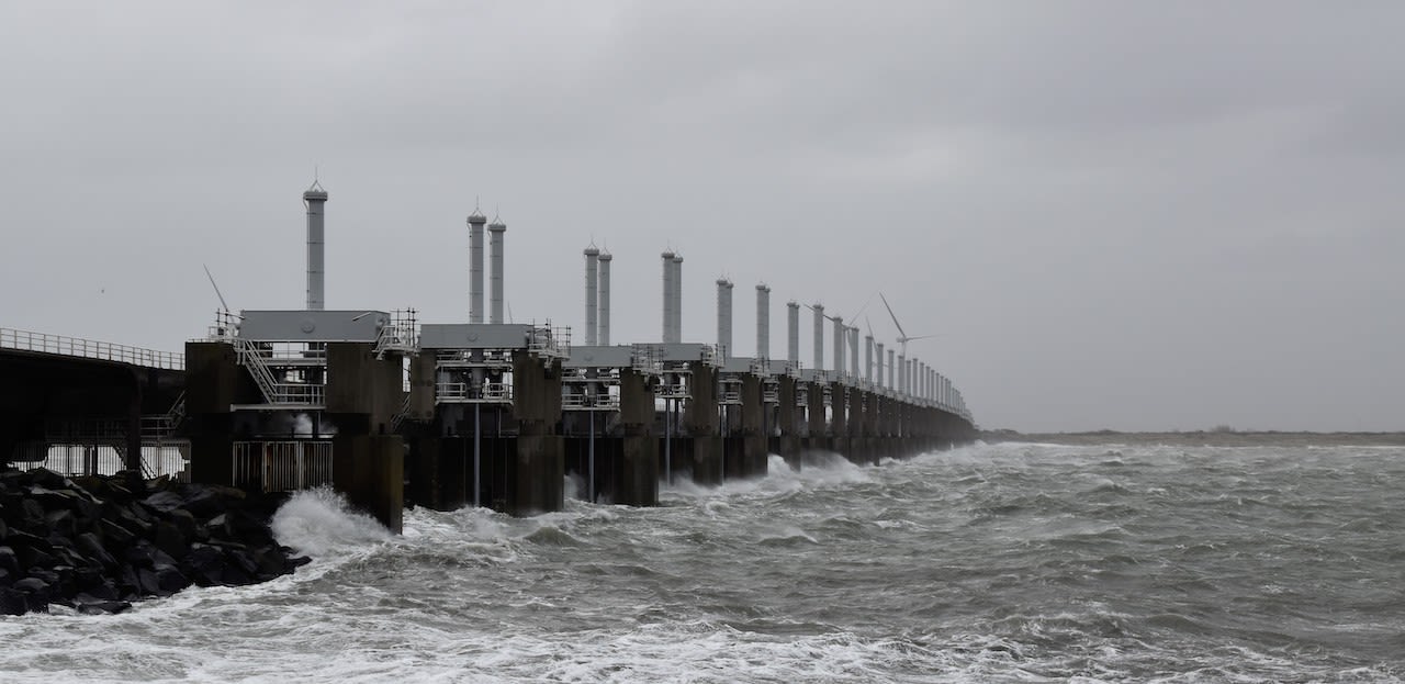 De Oosterscheldekering is één van de deltawerken die ons nu beschermd tegen stormvloeden. Foto: Berta Taal Metselaar