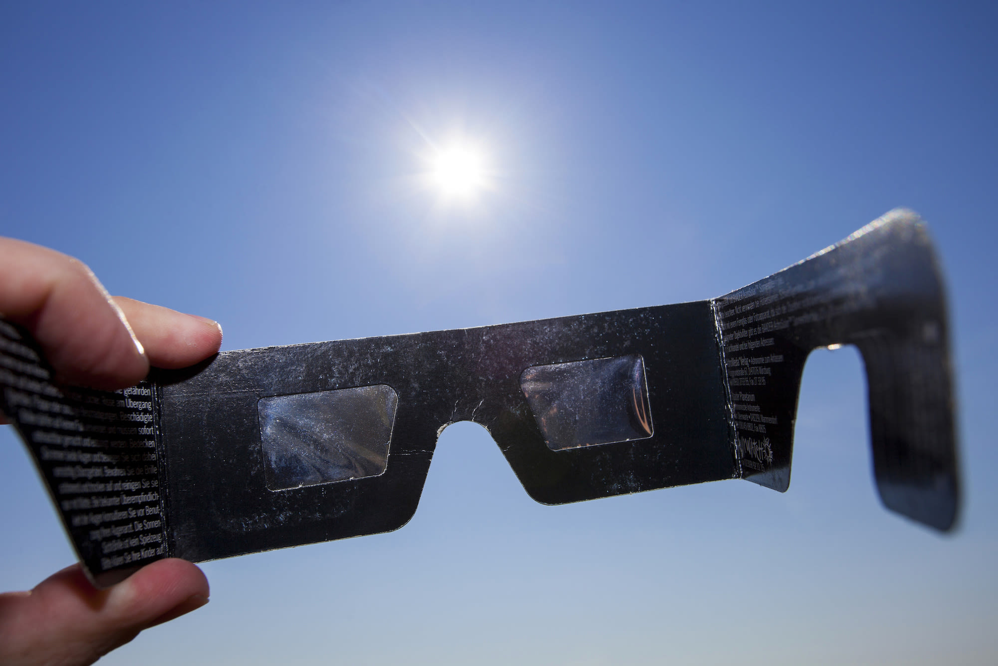 Een eclipsbril voor bescherming tegen felle zonnestralen bij een zonsverduistering.
Foto: Adobe Stock / Bruno_A