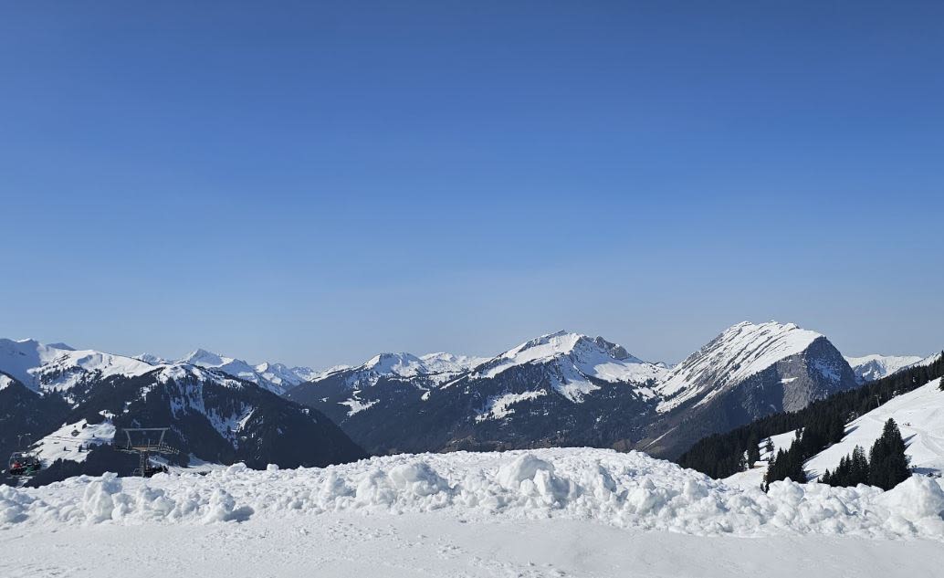 Prachtig wintersportweer in Vorarlberg (foto: Michael de Frankrijker-de Jong)