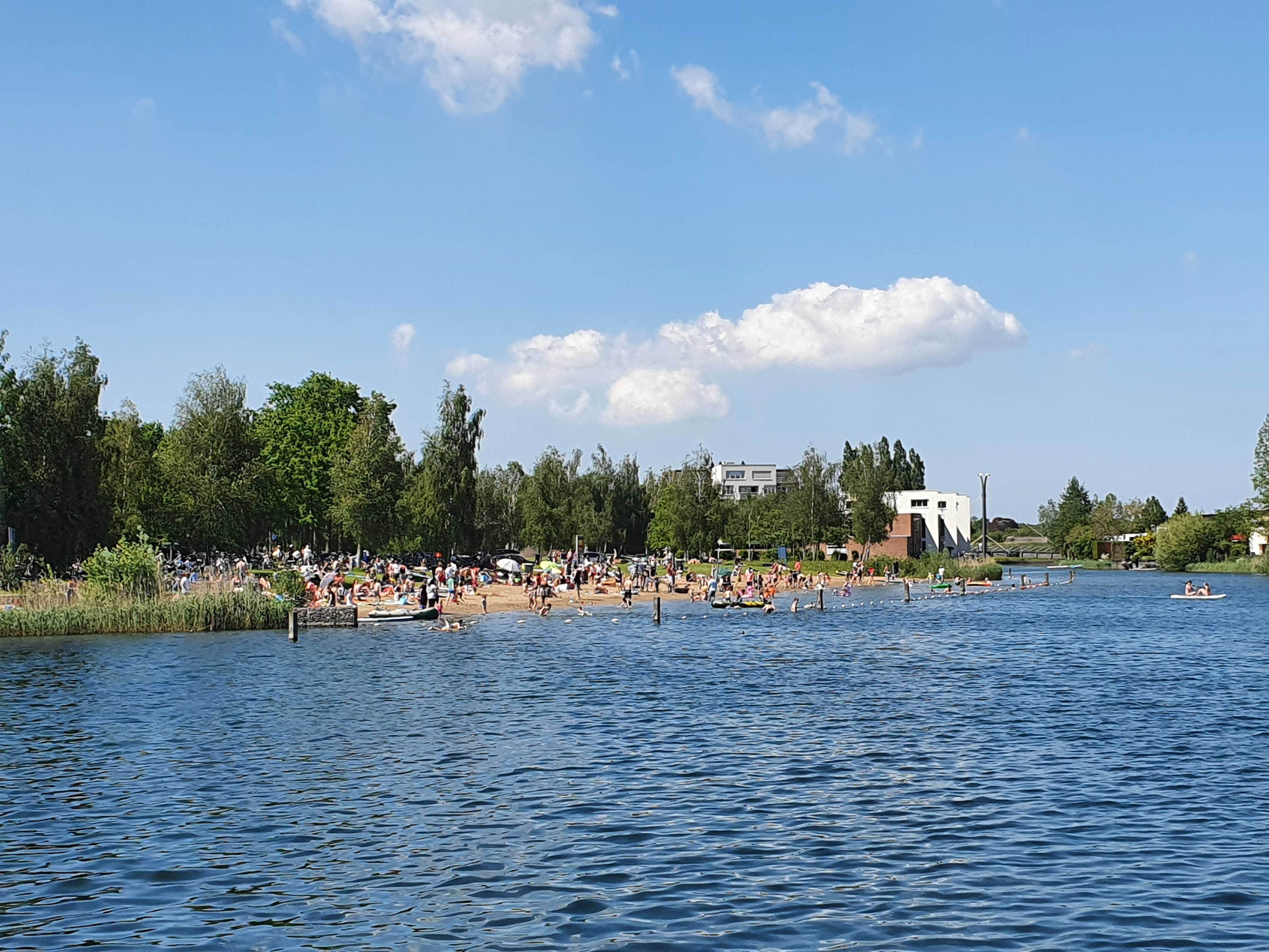 Zwemmen in een recreatieplas. Groter en dieper water blijft langer koud na de winter dan kleinere stadswateren. Foto: Johnny Willemsen.