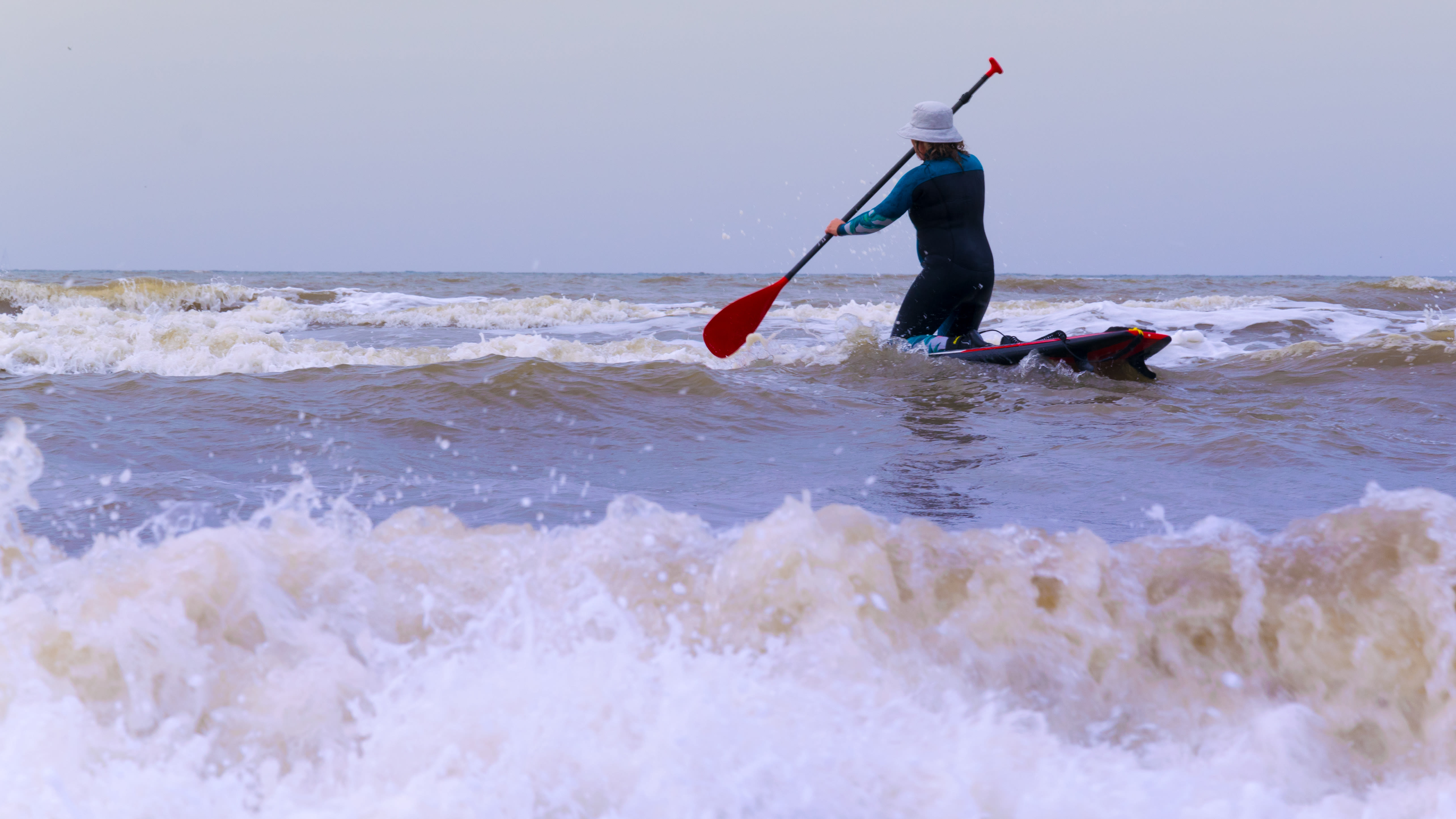 Suppen op een ruwe Noordzee. Foto: Adobe Stock / vasile