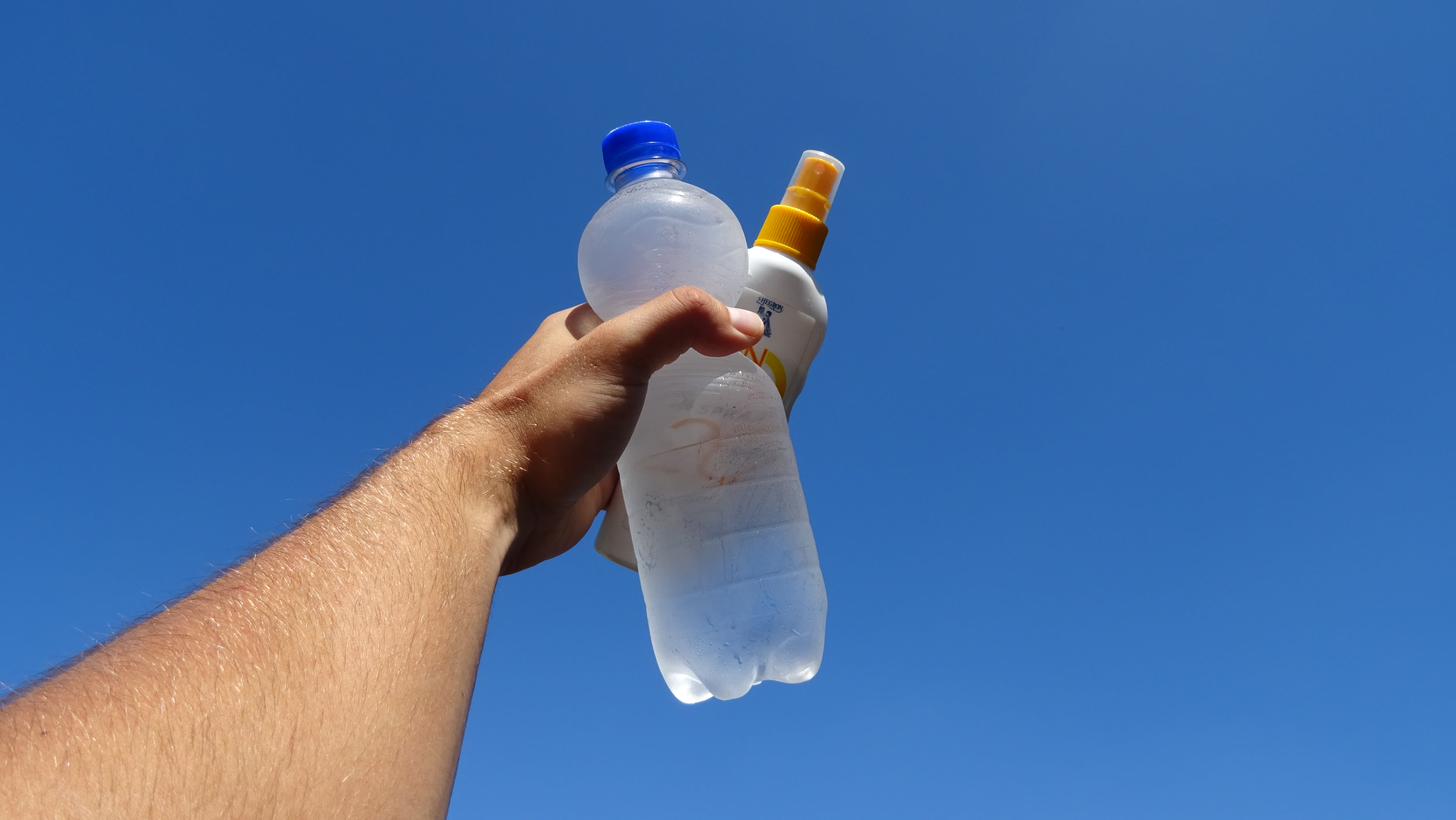 Blijf veel water drinken en smeer je geregeld in met zonnebrandcrème. Foto: Albert Thibaudier