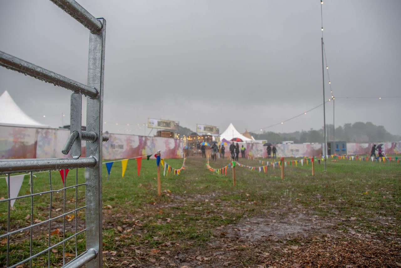 Regenachtig festivalterrein. Foto: Adobe Stock / Omar