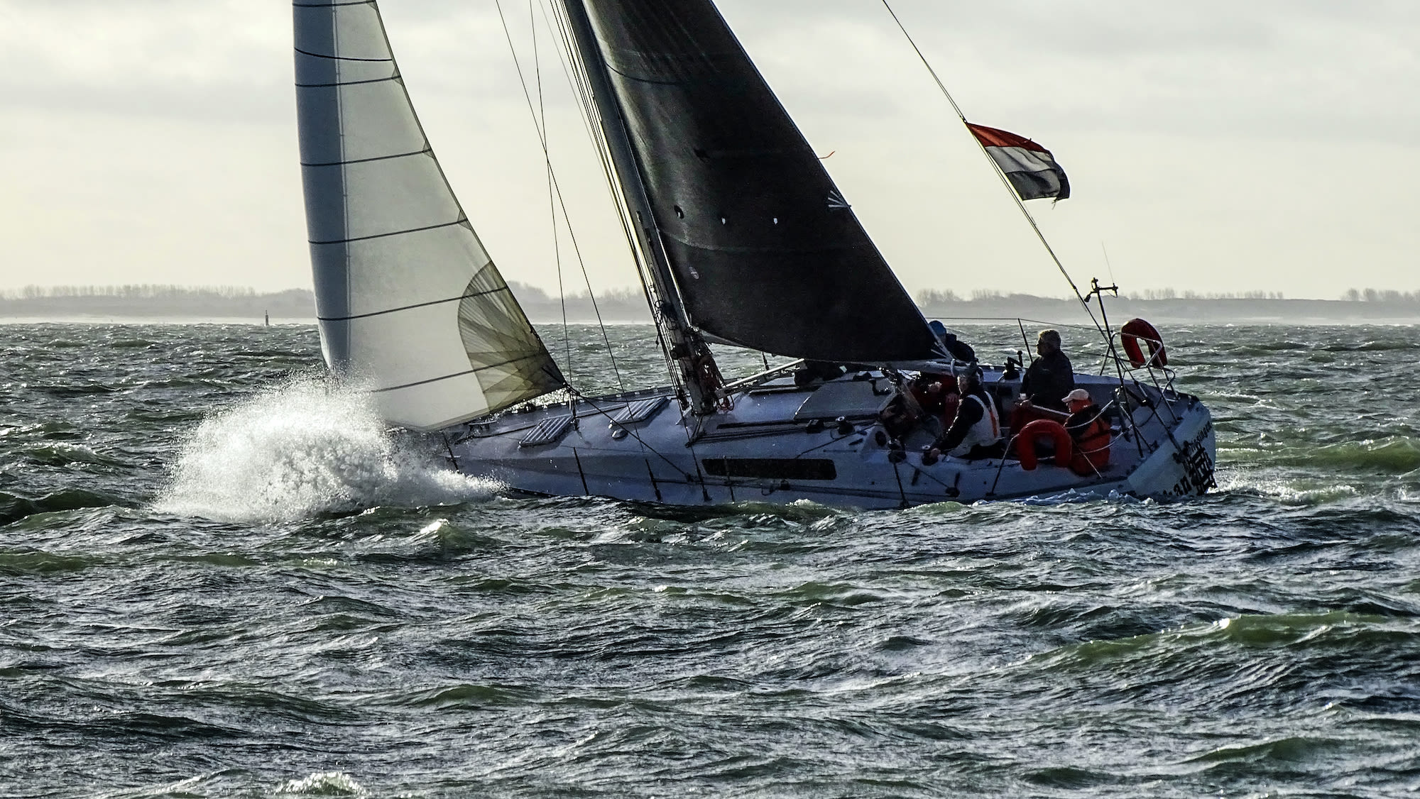 Zeilen op zee is een stuk ruiger dan op de binnenwateren van Nederland. Foto: Ria Brasser