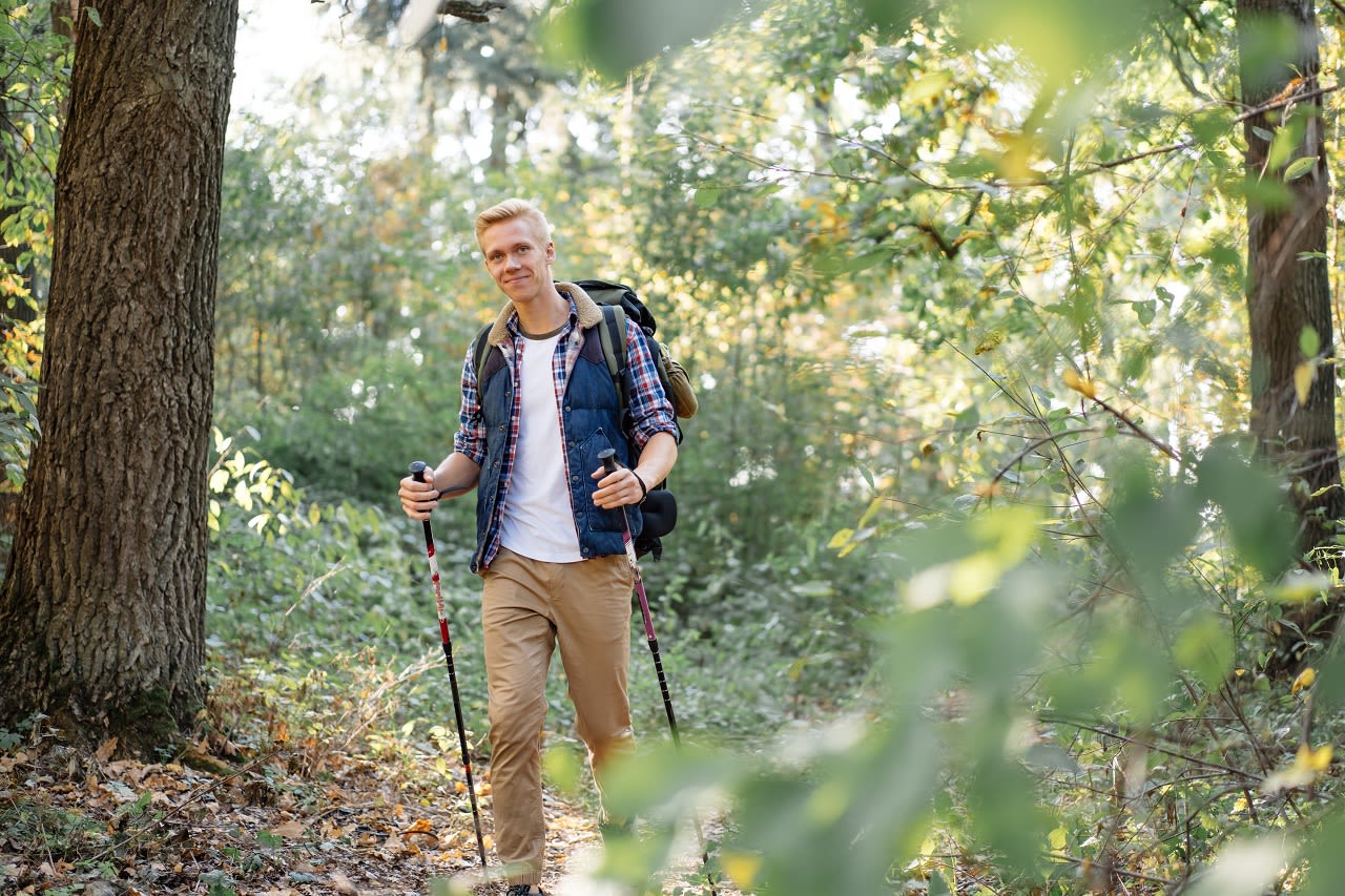 Wandelen met wandelstokken. Foto: Adobestock / perevalovalexey