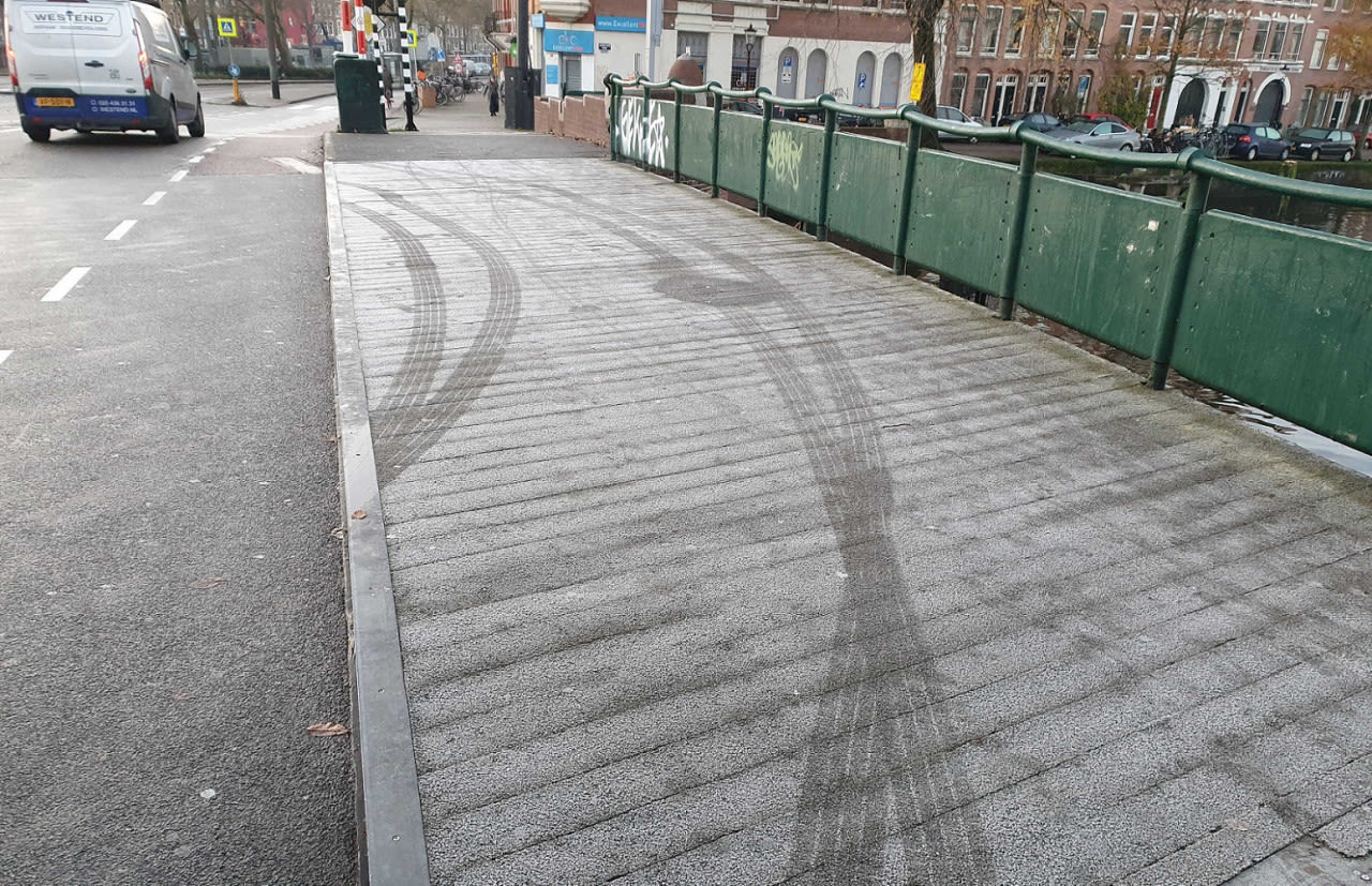 Rijp op het houten deel van een brug in Amsterdam. Foto: Weeronline