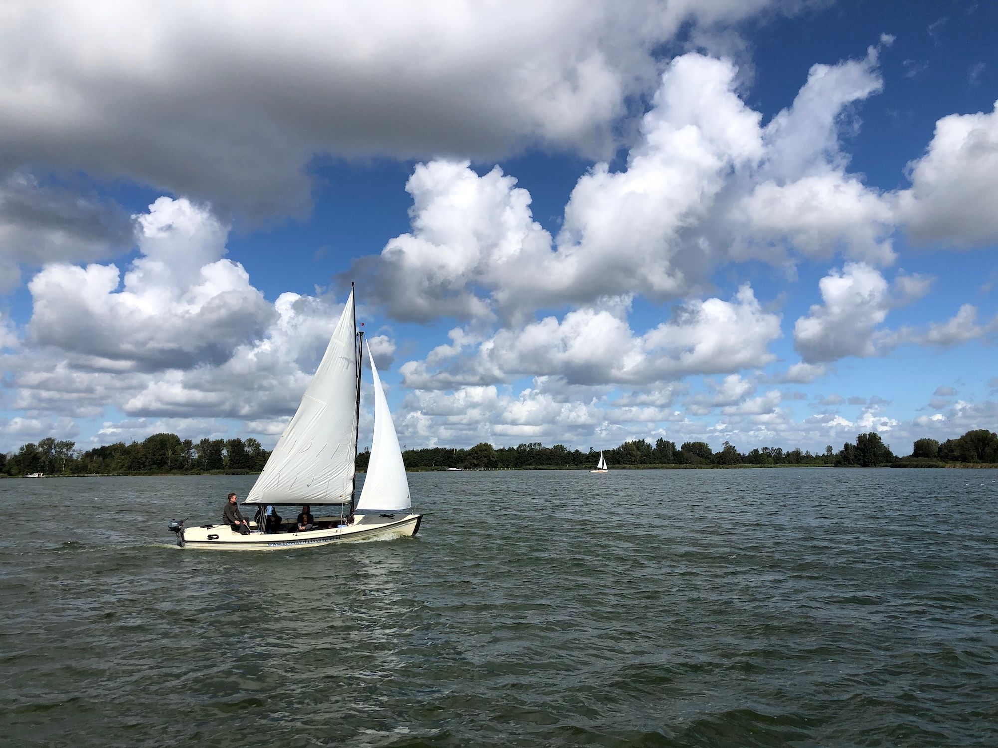 Heerlijk zeilweer met zon en stapelwolken. Foto: Jolanda Bakker