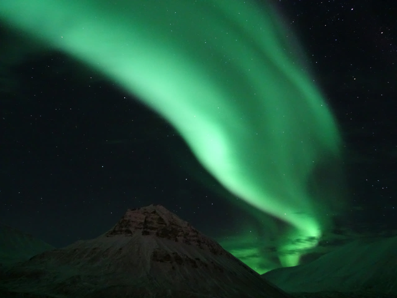 In noordelijke regionen is het noorderlicht natuurlijk vele malen sterker dan in Nederland. Ook komt het daar veel vaker voor. Deze foto werd gemaakt op Spitsbergen. Foto: Daan van den Broek.