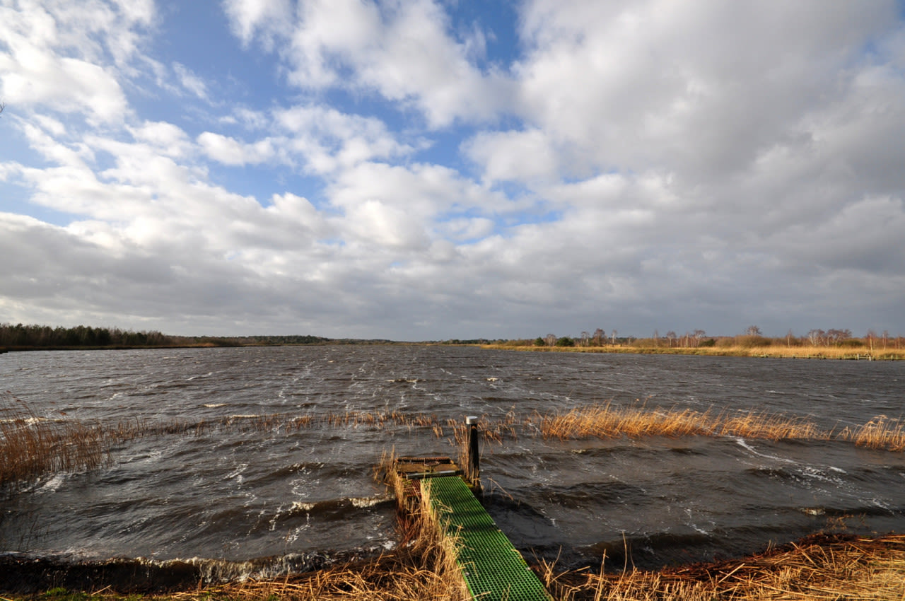 Wind en golven mengen het koudere diepe water naar het oppervlak. Dit kan in de zomer verraderlijk zijn. Foto: Ben Saanen.