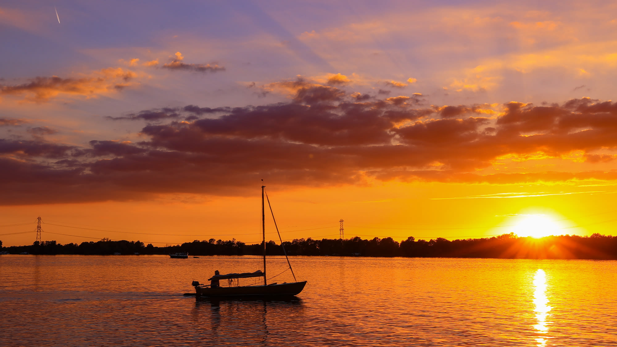 Bij zonsondergang is het extra genieten op het water! Foto: Henk Straatman