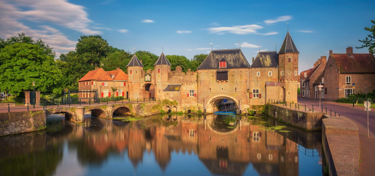 De weerspiegeling in het water is karakteristiek voor een rustig weerbeeld. Foto: Adobe Stock / Nick Fox.