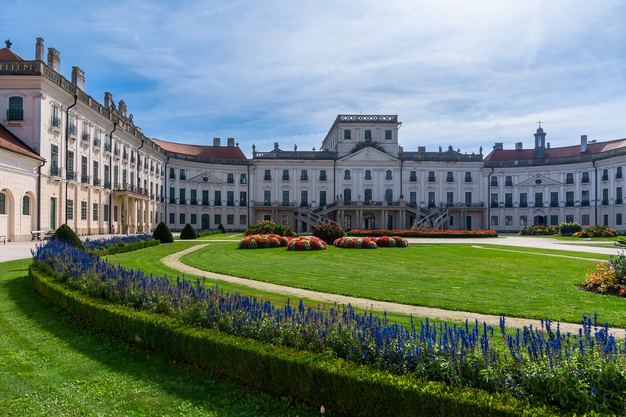 Esterhazy Palace in Hongarije. Foto:  Adobe Stock / makasana photo