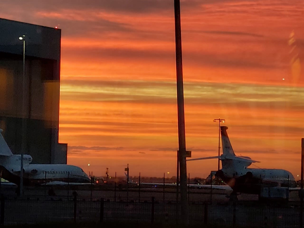 Op Schiphol kon ik ook regelmatig genieten van een prachtige zonsondergang. Foto: Vera Buis.