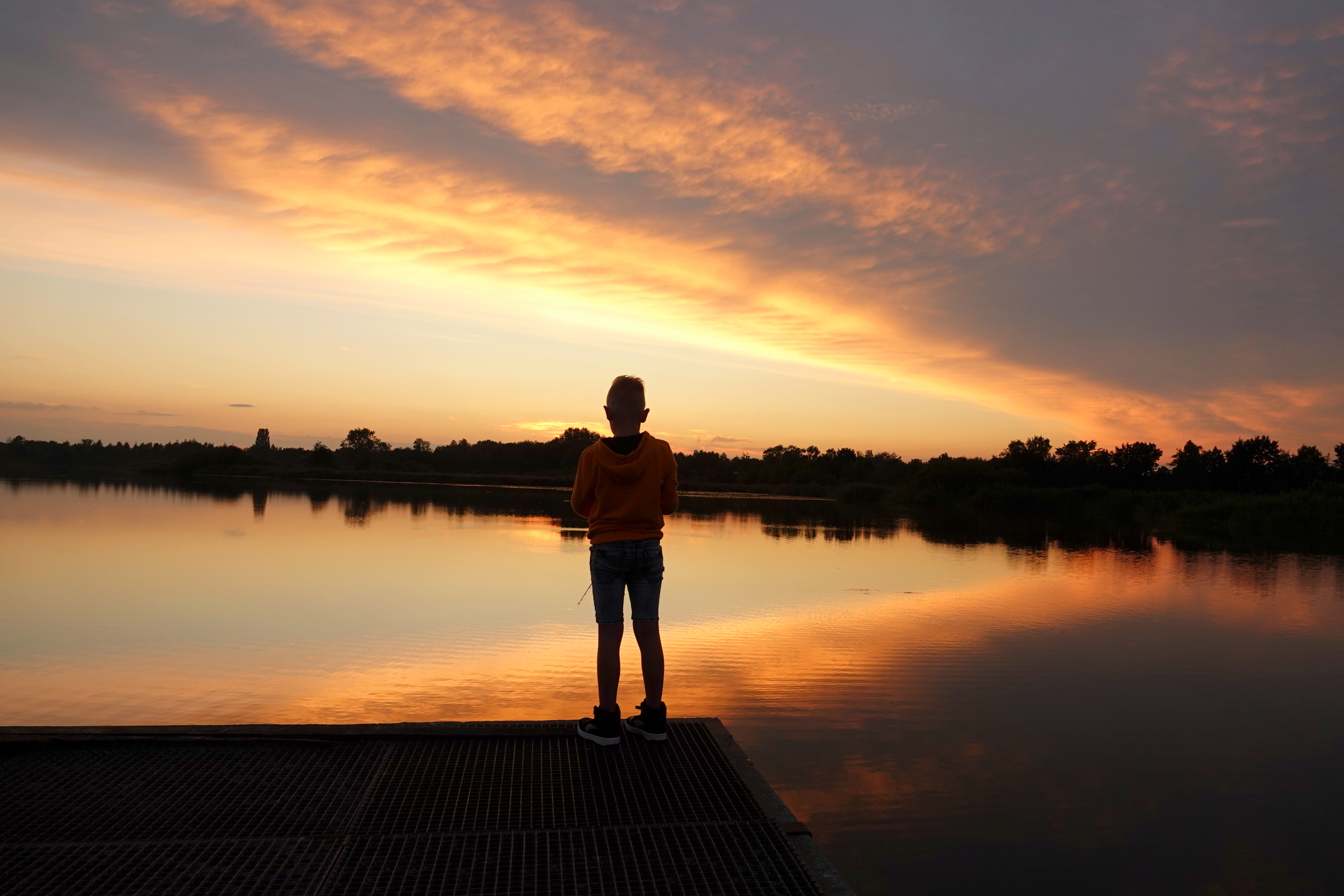 Prachtig najaarsweer genieten van zonsondergang aan meertje