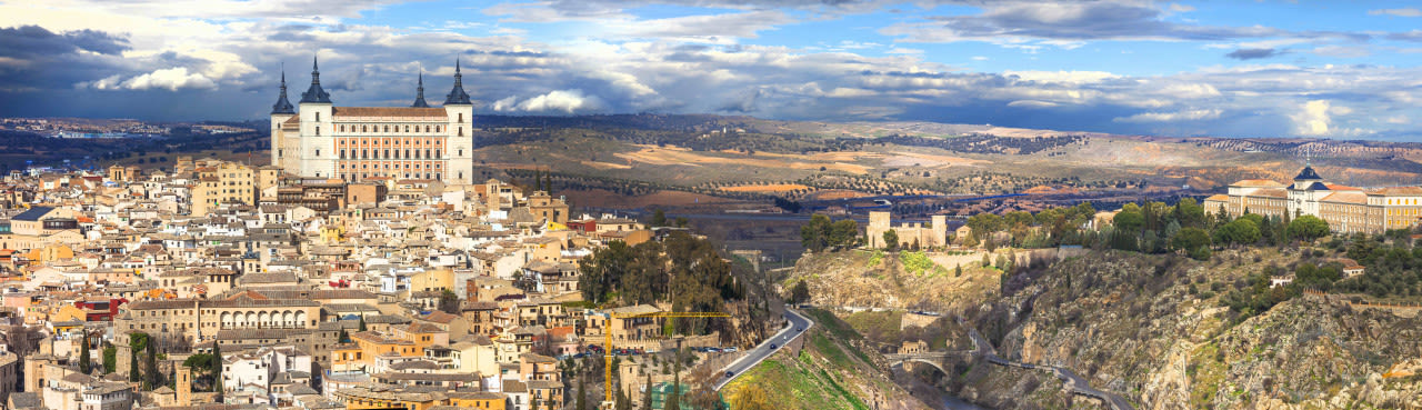 Toledo: uitzicht op heuvel en platteland rond stad. Foto: Adobe Stock / Freesurf.