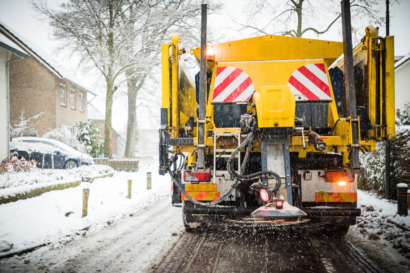 Strooiwagen in de sneeuw. Foto: Adobe Stock / twixx