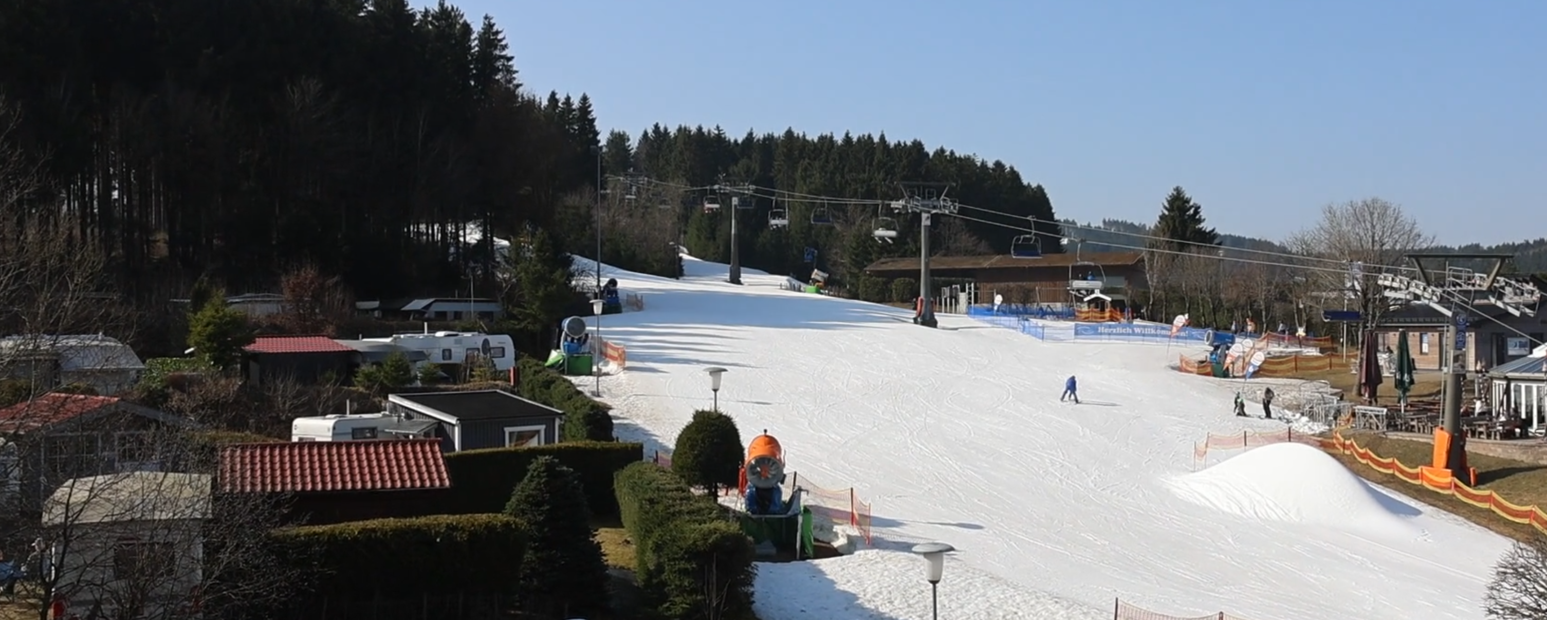 Nog steeds wat sneeuw in Winterberg, ondanks lenteachtige omstandigheden. Bron: Feratel