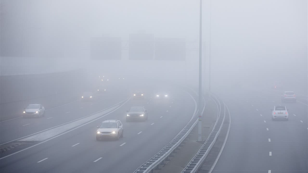 Dichte mist die de hele ochtend blijft hangen. Foto: ANP / Bart Maat