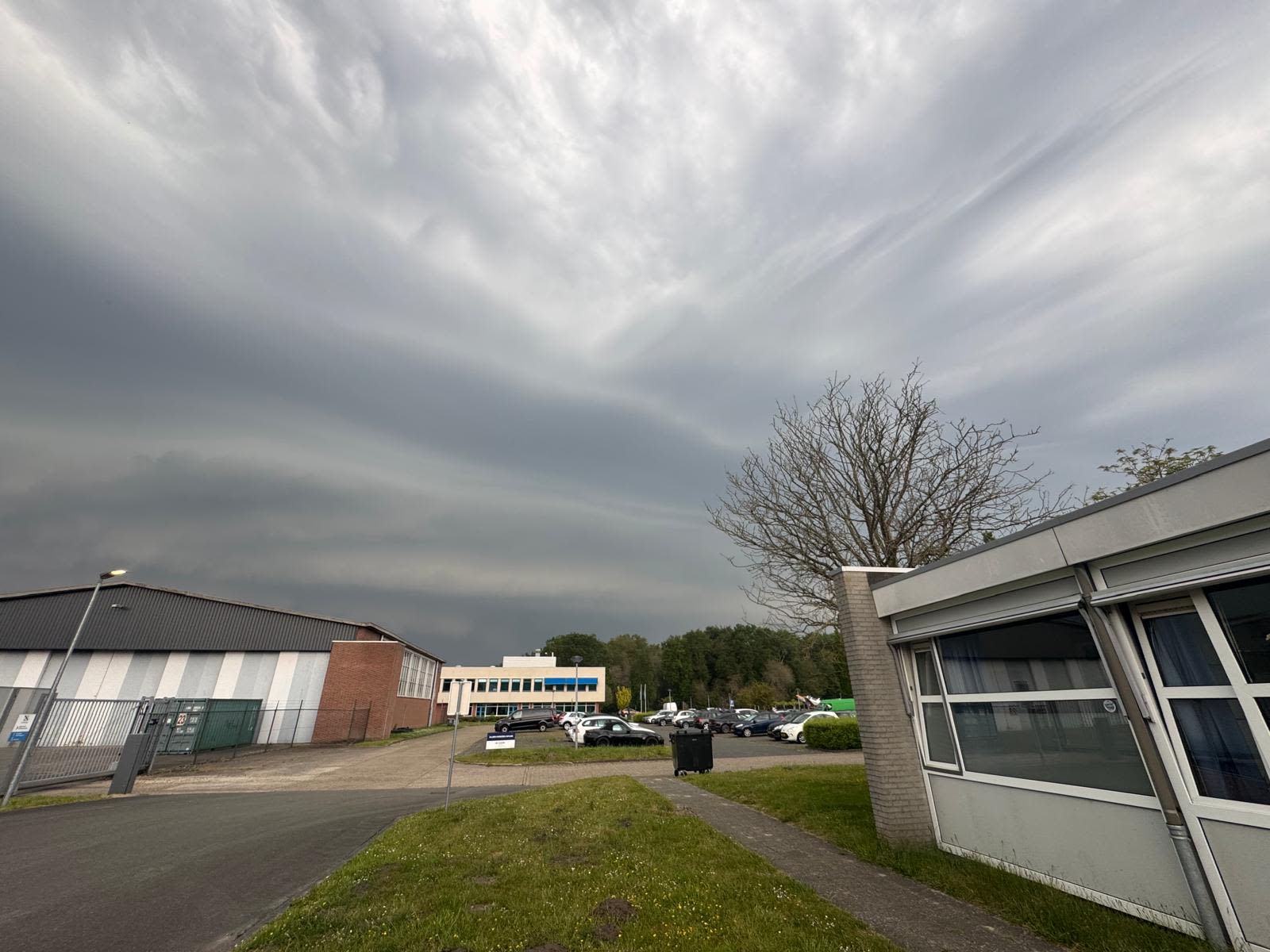 De naderende buienlijn rond 17:00 boven Eelde, Drenthe. Foto: Vera Buis.