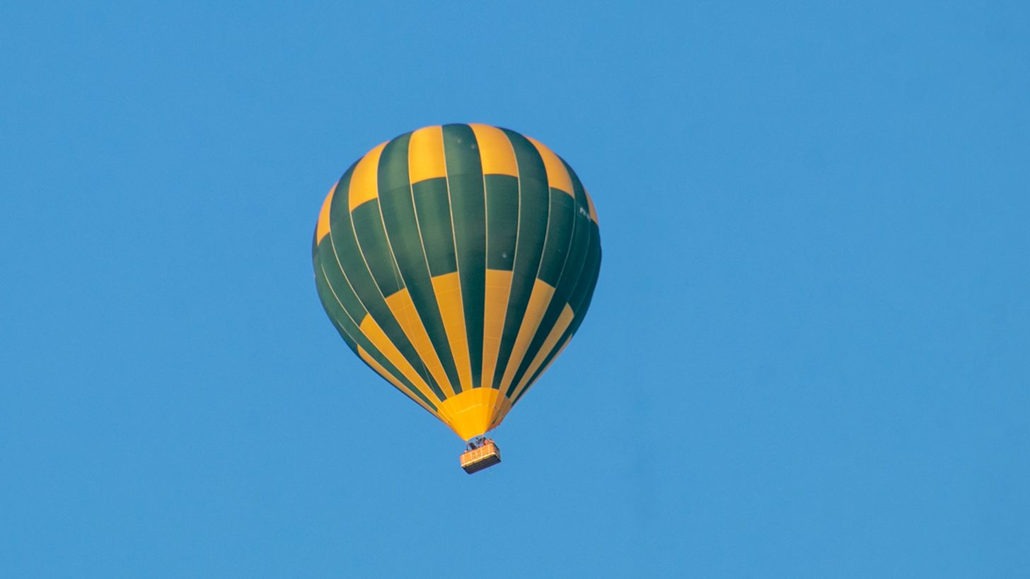 Luchtballon in een blauwe lucht. Foto: Astrid Wiessner Hoog.