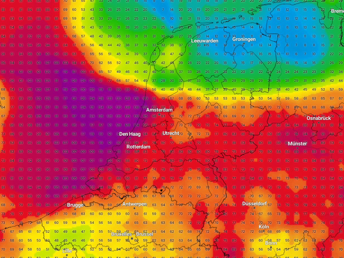Het ECMWF model berekent voor donderdag 17:00 windstoten tot boven 100 km/uur langs de kust. Of het echt zo ver gaat komen is nog de vraag, maar de kans op een onstuimige donderdag is zeker groot. 