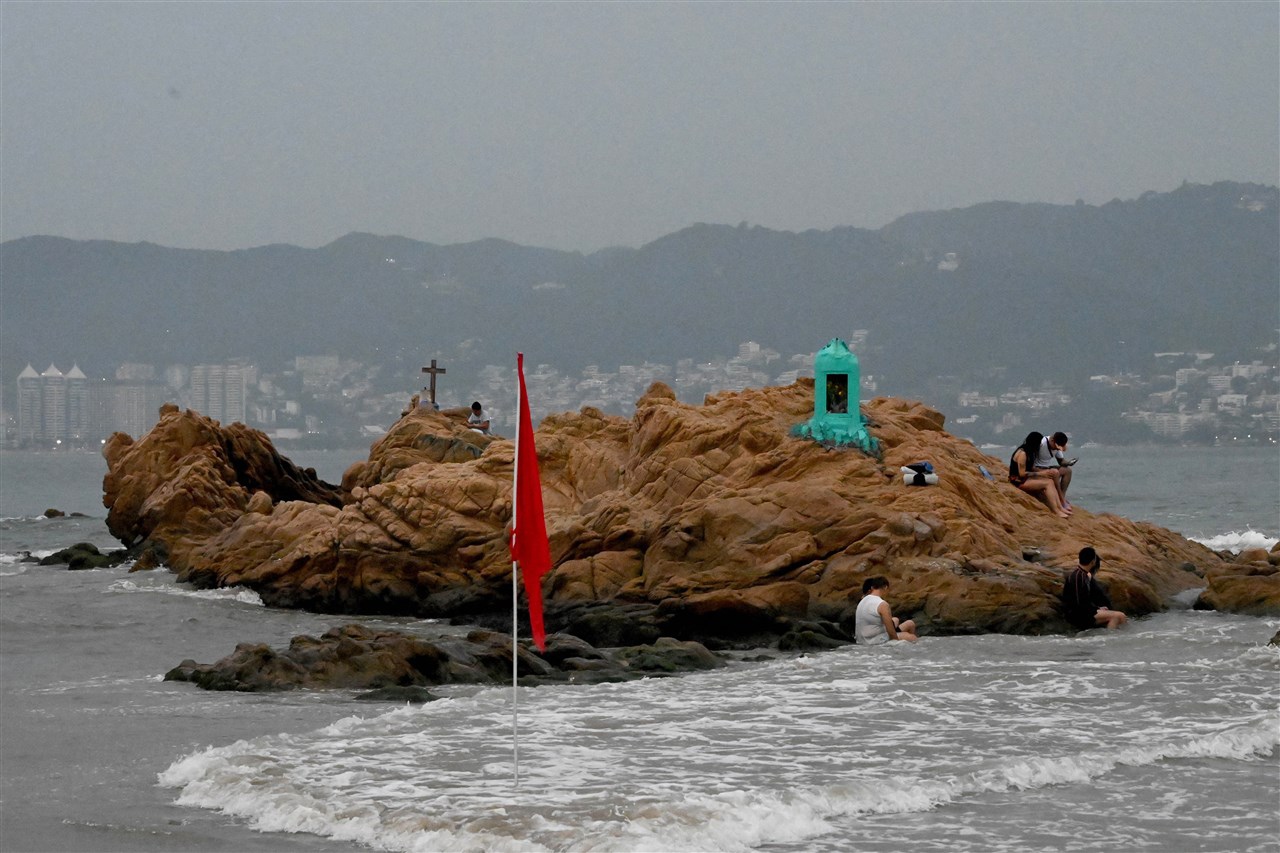 Mensen op het strand van Acapulco voordat Otis naderde. Foto: FRANCISCO ROBLES / AFP / ANP