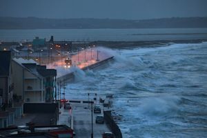Ongekend zware storm Éowyn op komst in Ierland en het Verenigd Koninkrijk