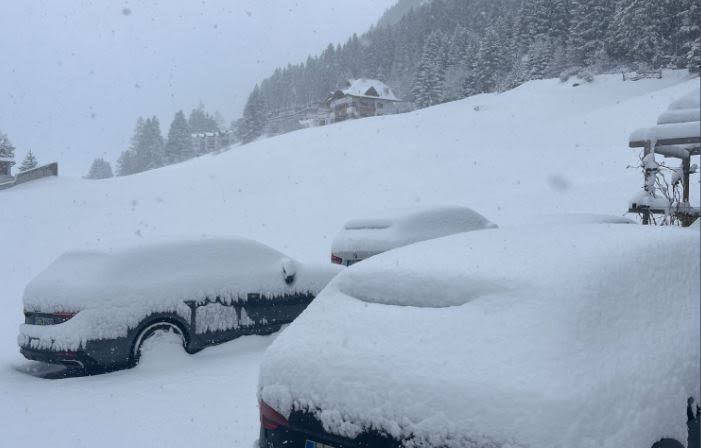 Op de auto's ligt een dik pak verse sneeuw in Ischgl (archieffoto: Berend van Straaten)