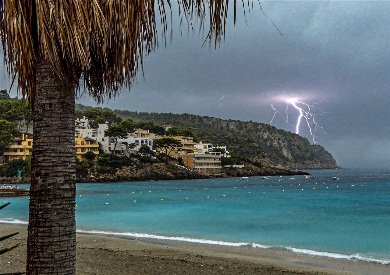 Onweer boven Mallorca. Foto: ANP/EPA/CATI CLADERA