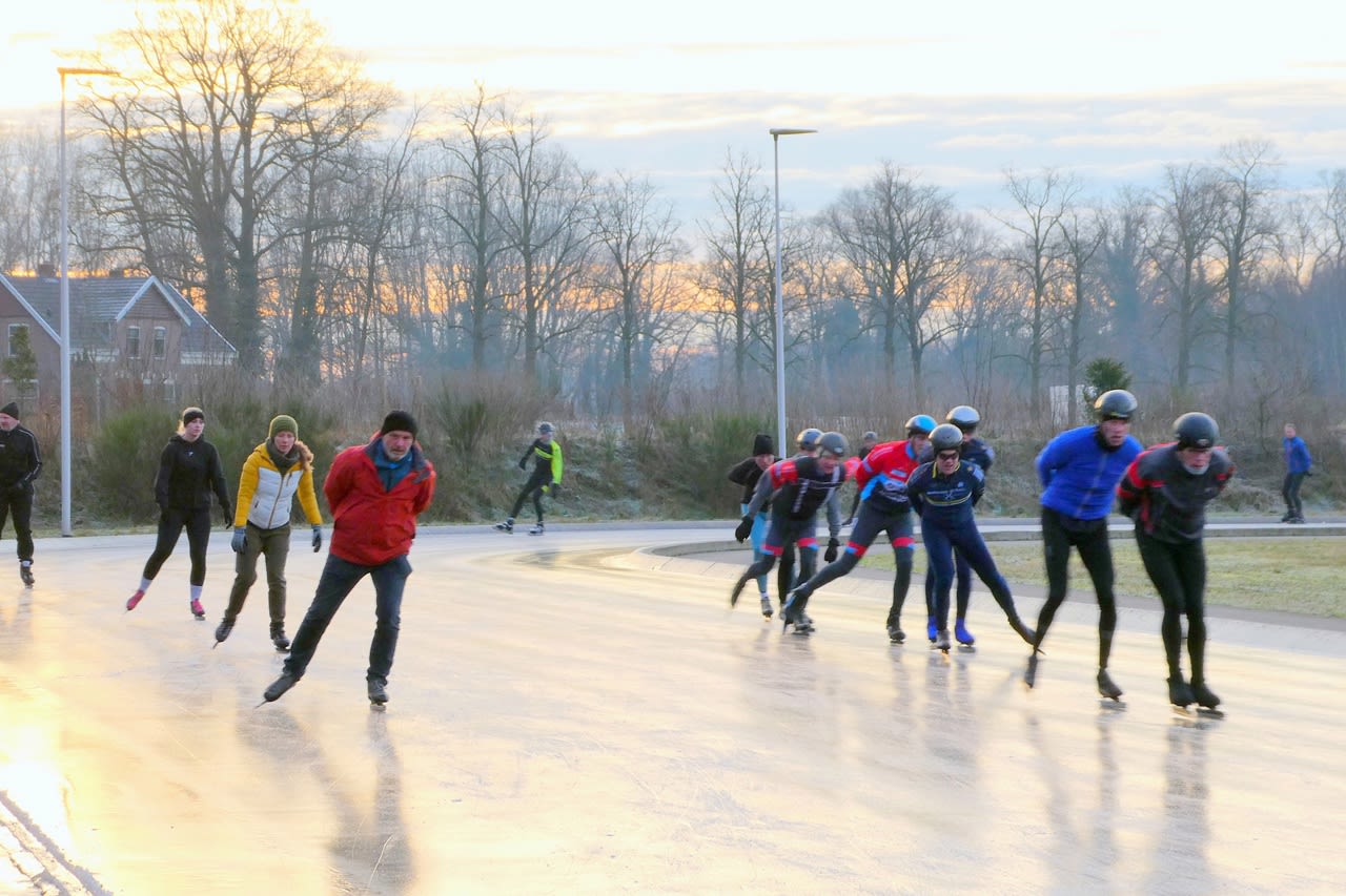 De ijsbaan in Winterswijk werd druk bezocht. Foto: Willy Bonnink-Naves