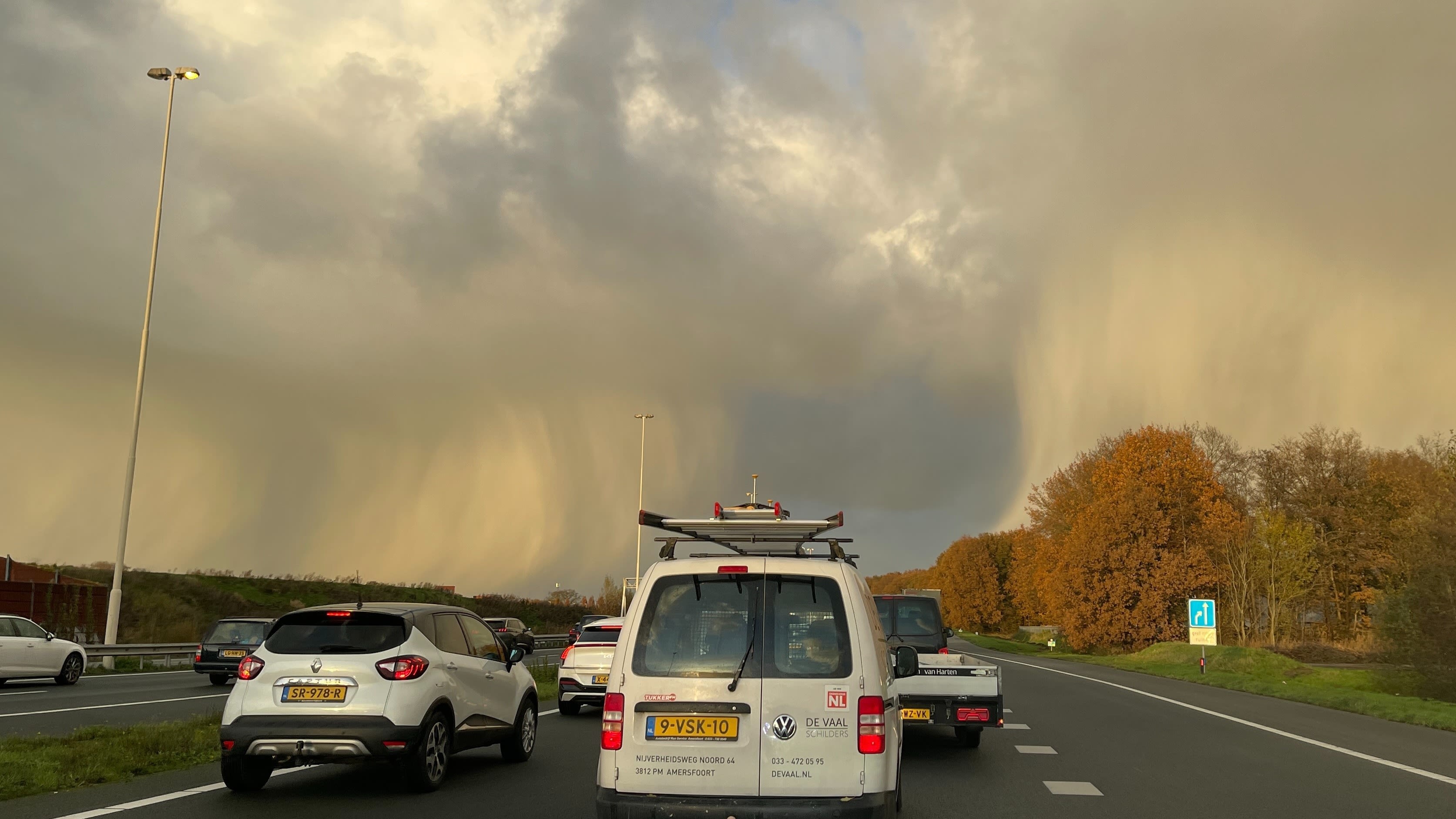 In buiig weer ontstaan vaak files. Foto: René Sloot.