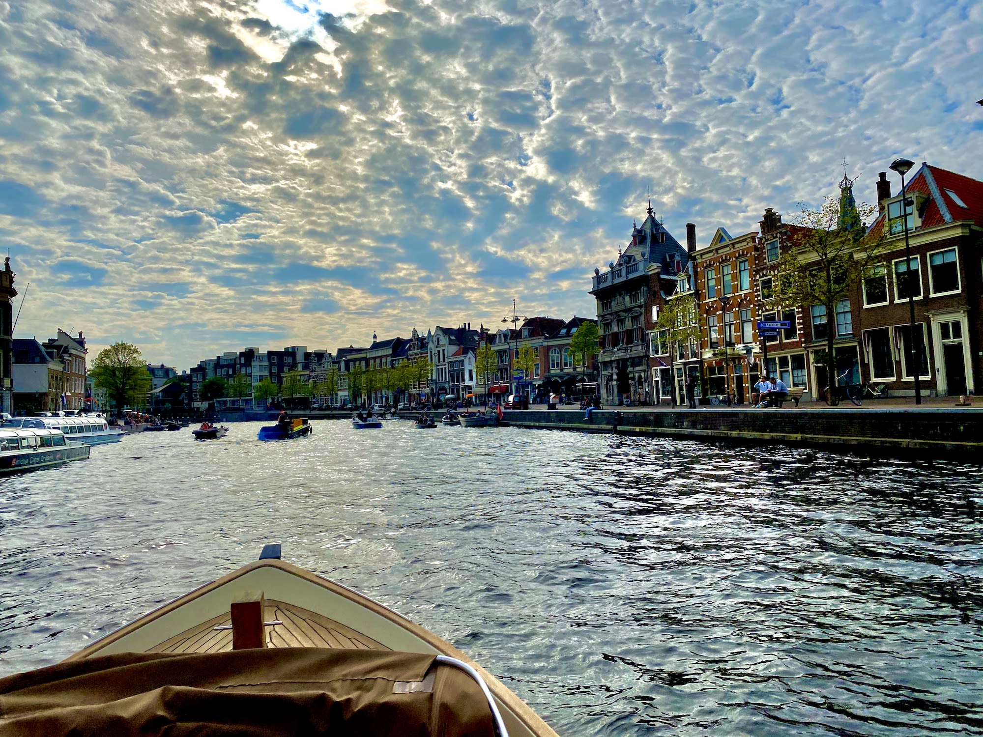 Bootjes op het water in Haarlem tijdens een warme Koningsdag. Foto: Alexander