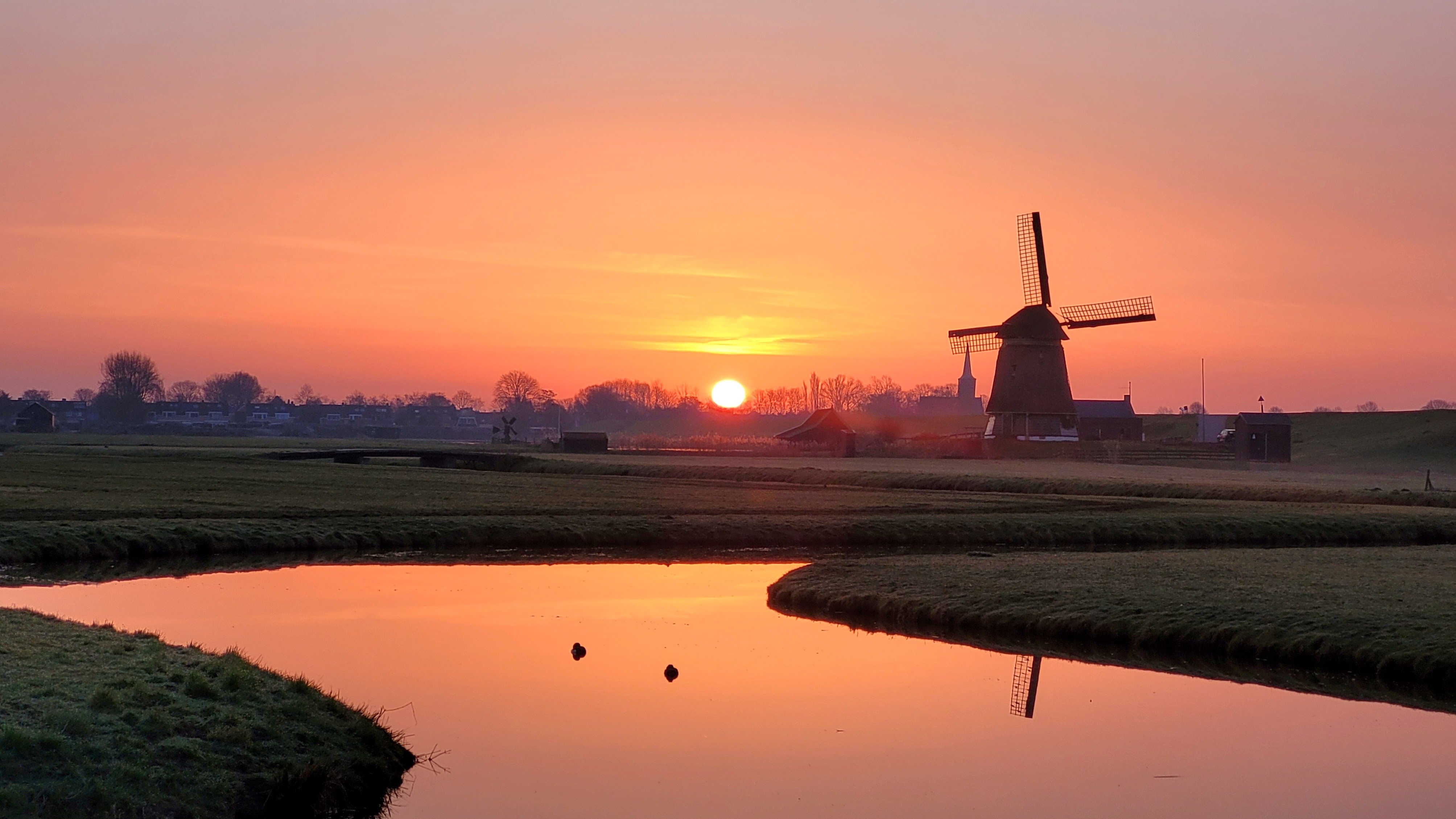Prachtige zonsopkomst door Saharastof: bekijk de beelden!