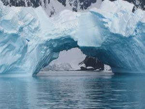 Afbrokkelend zee-ijs volgens studie funest voor keizerspinguïns