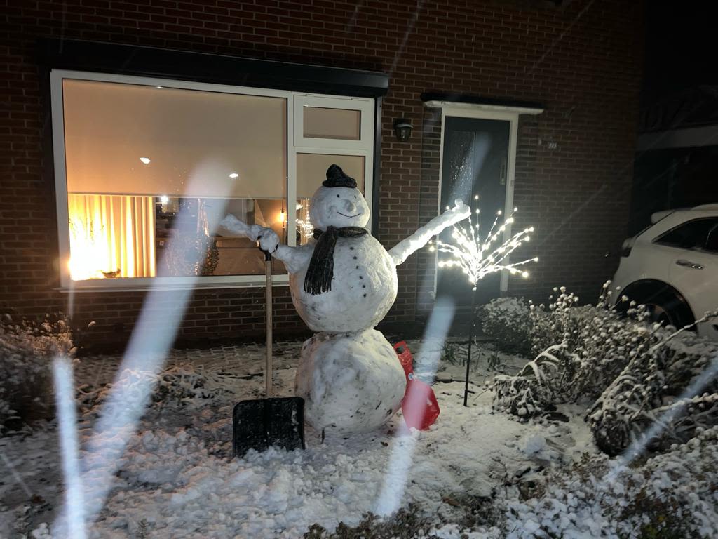 Een sneeuwpop in Rijssen. Foto: Maureen