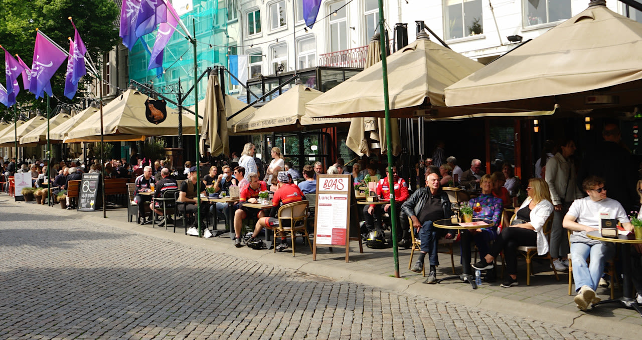 Genieten op het terras. Foto: Willem van Nunen.
