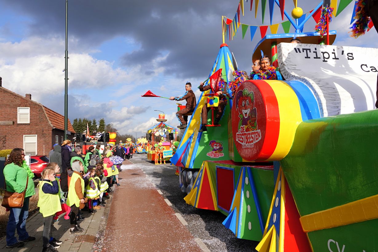 Een carnavalsoptocht. Foto: Ben Saanen.