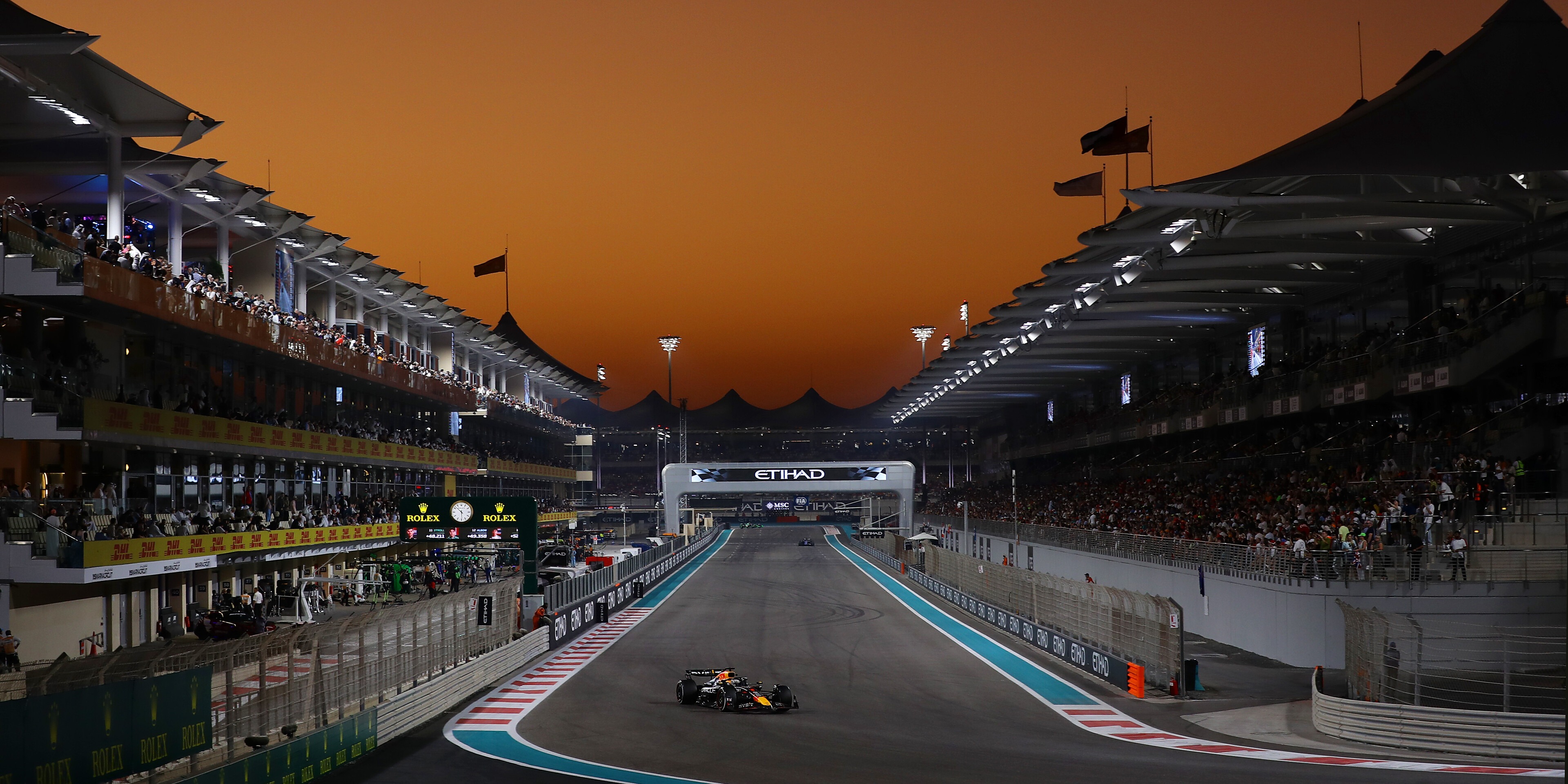 Tijdens de race gaat de zon geleidelijk onder. Foto: Getty Images / redbullcontentpool.com