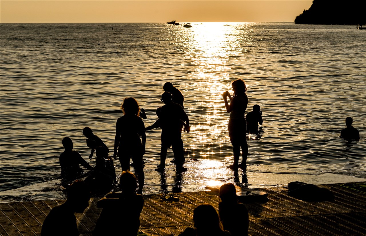 Zonnige zomeravond aan de Adriatische Zee bij Koper, Slovenië. Foto: ANP / EPA/FILIP SINGER