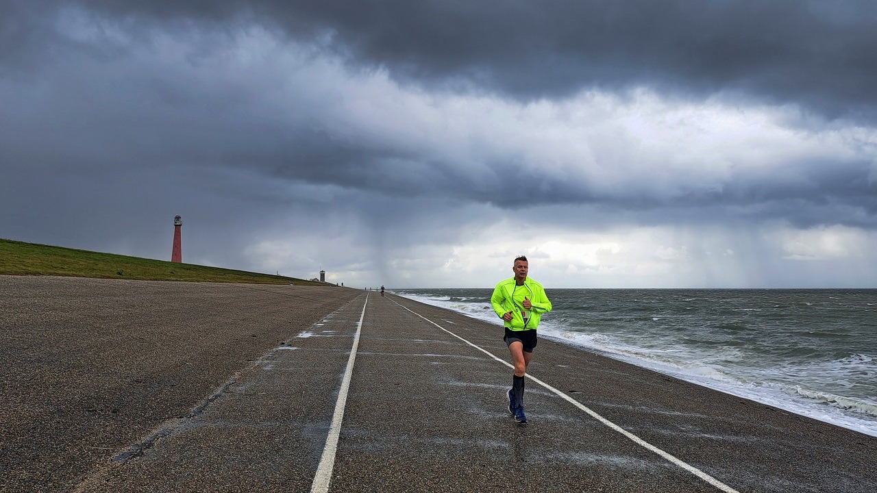 Hardlopen tussen de buien door. Foto: Nel van Es