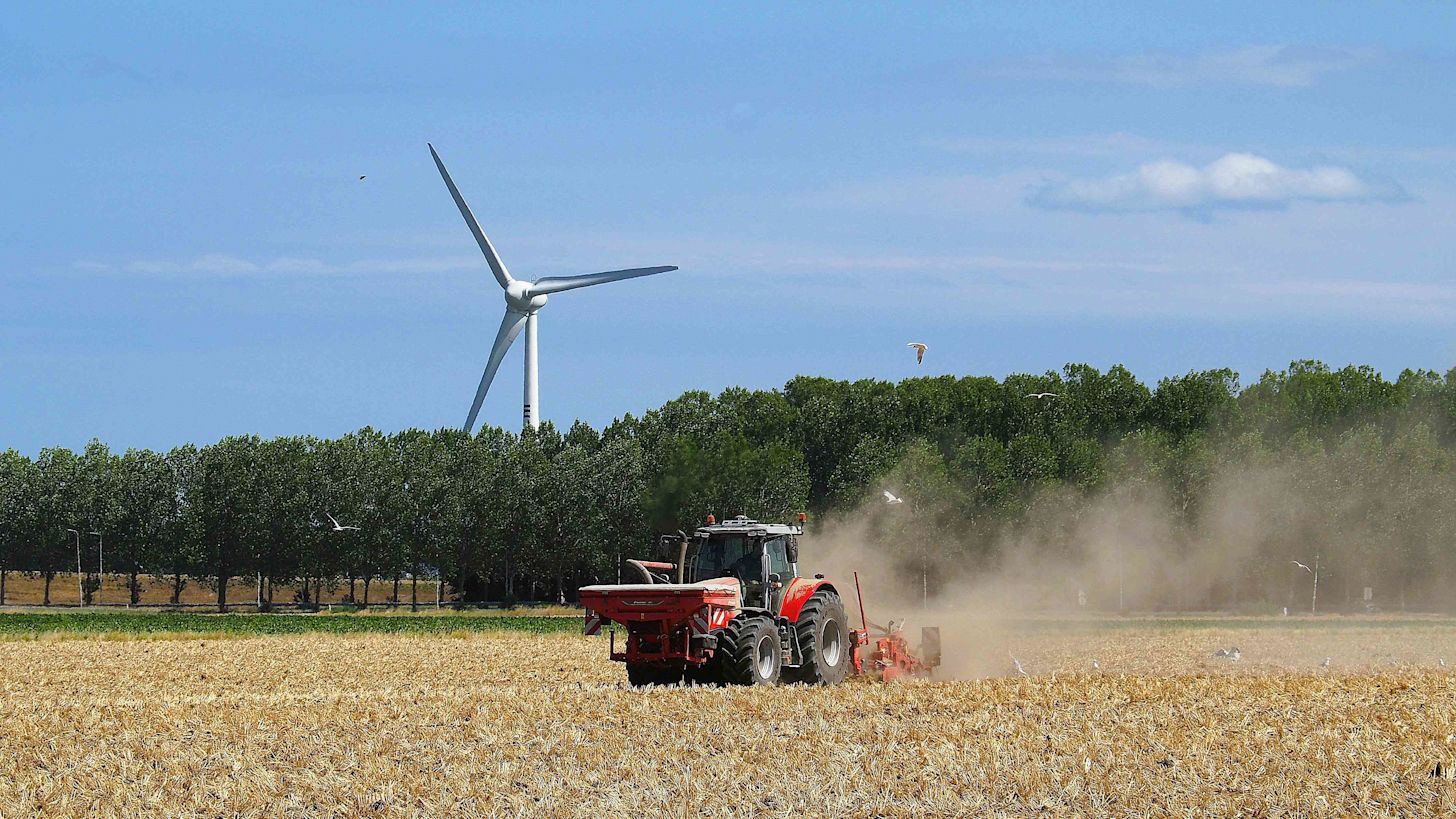 Door de droogte komt er flink wat stof vrij op de akkers. Foto: Nellie Bartels