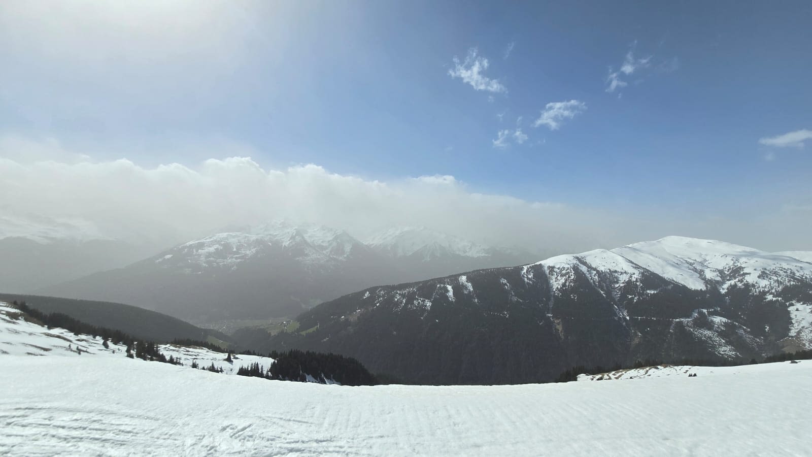 Veel Saharastof in de lucht afgelopen weekend in Tirol (foto: Eric Kromhout)