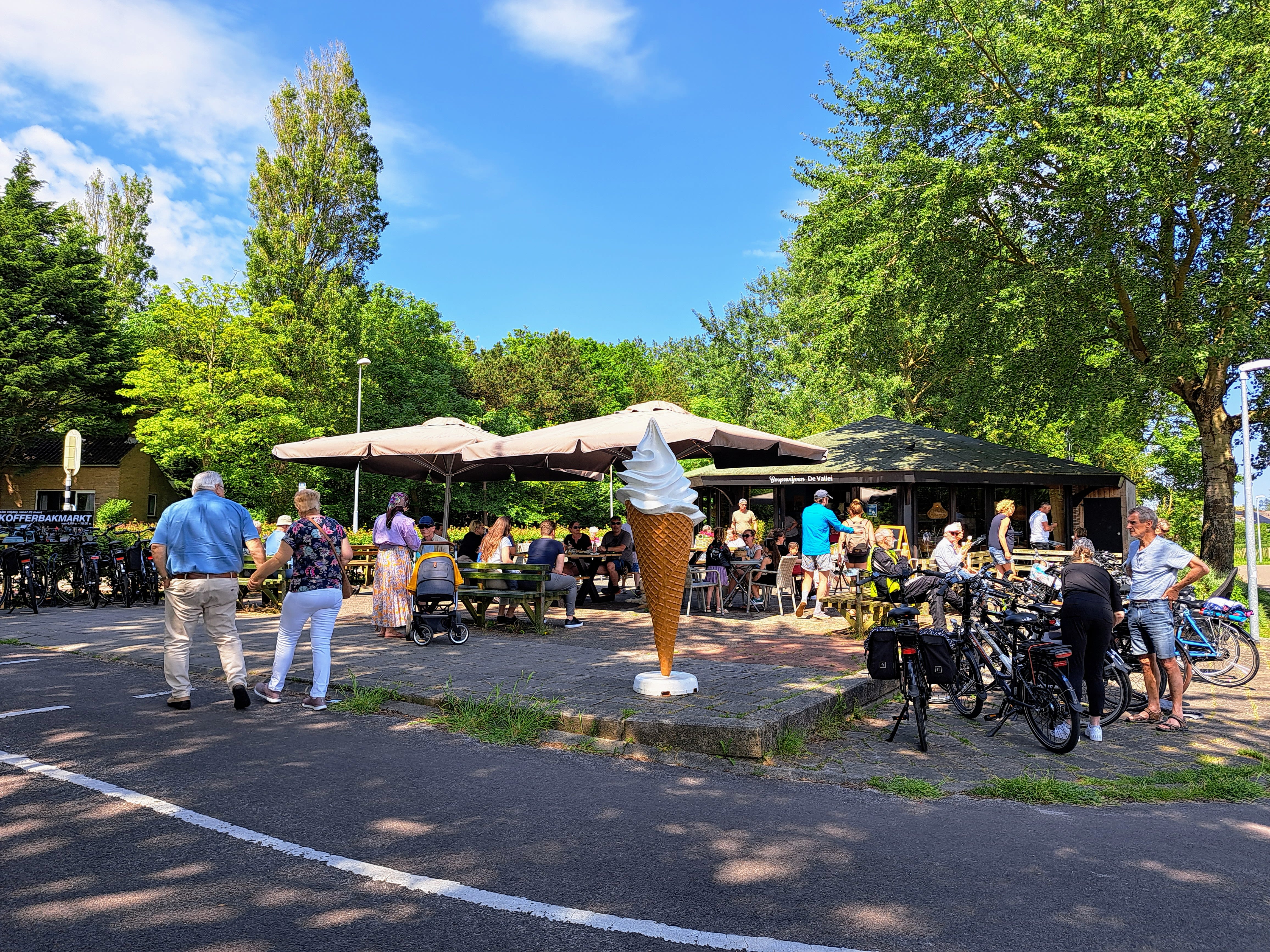 Zonnig lenteweer op een terras. Foto: Nel van Es