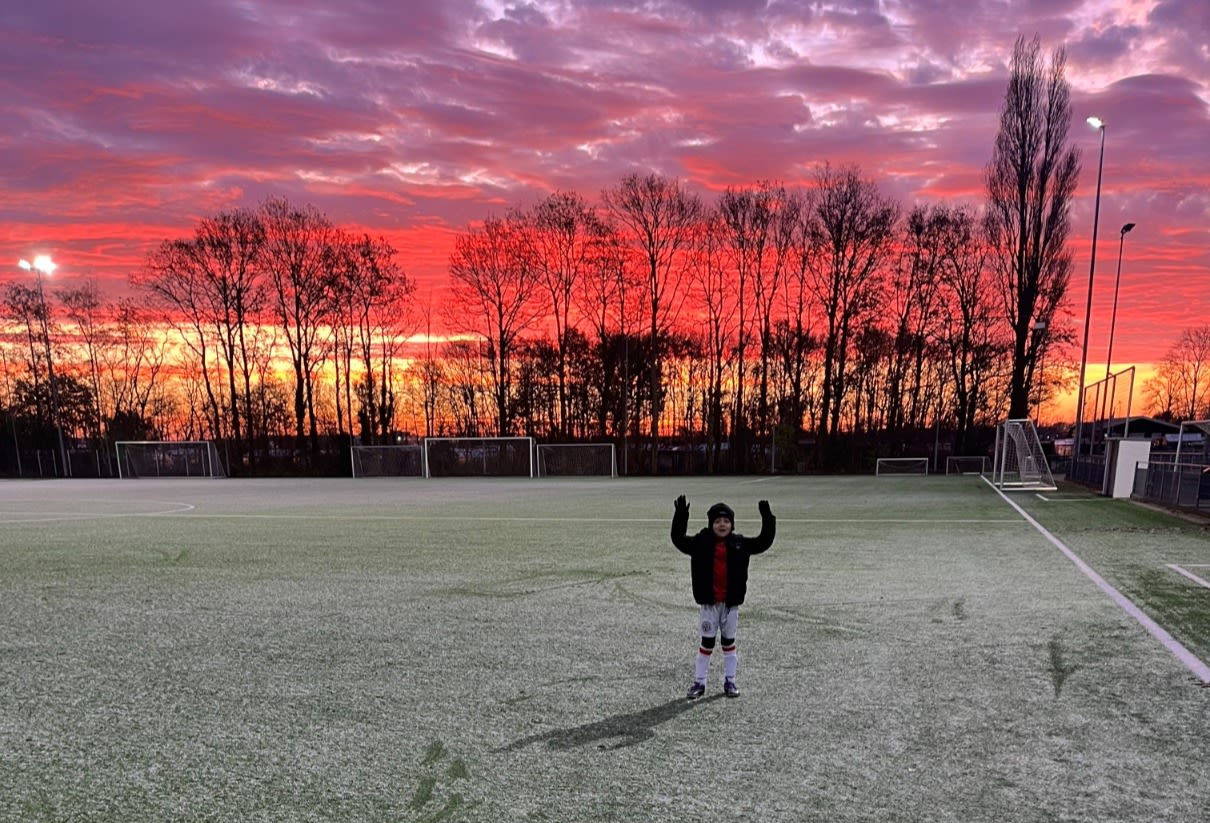 Goed aankleden is belangrijk op een winterse voetbalavond. Foto: Naud